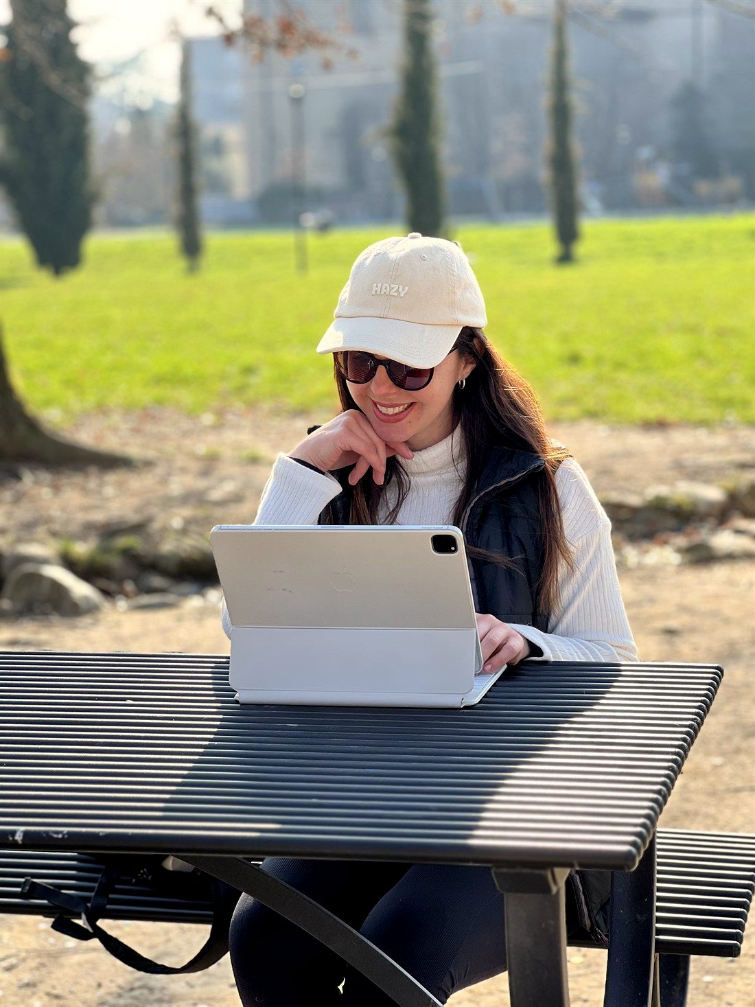 Joice Belisario al parco, al lavoro sul tablet